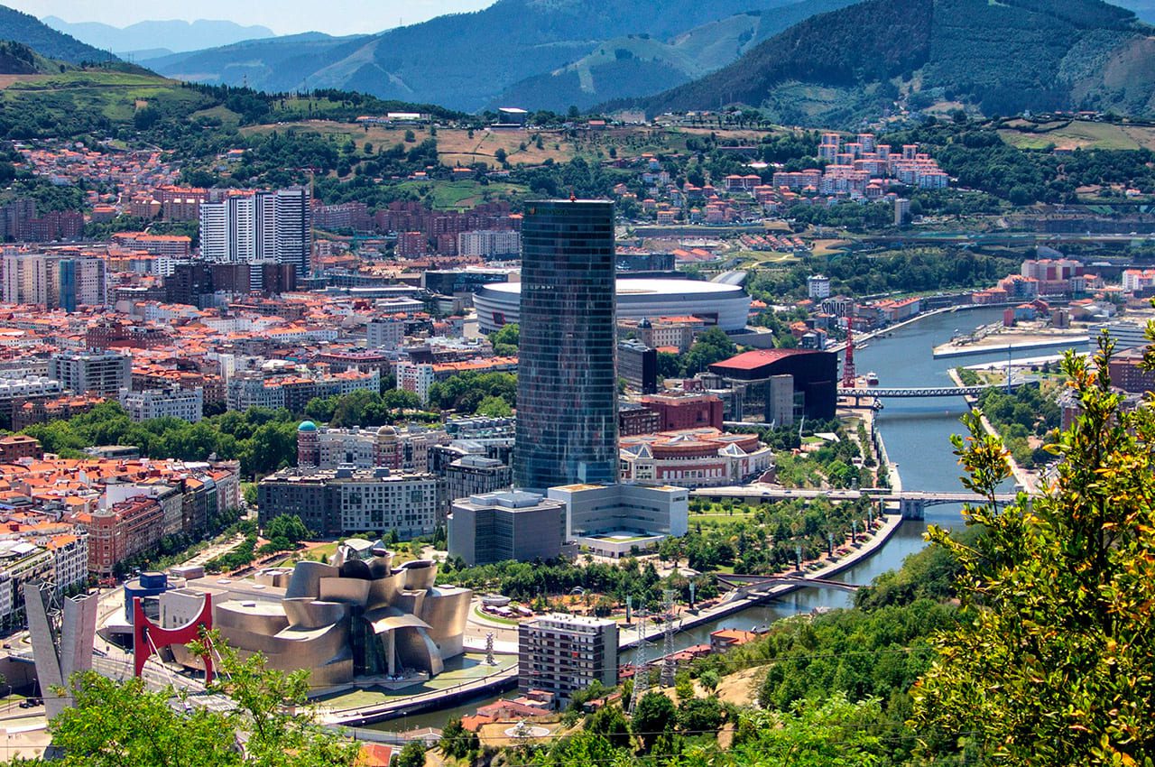 Vista panorámica de Bilbao con el Guggenheim y la Torre Iberdrola, ciudad donde la industria motor económico impulsa la transformación social.