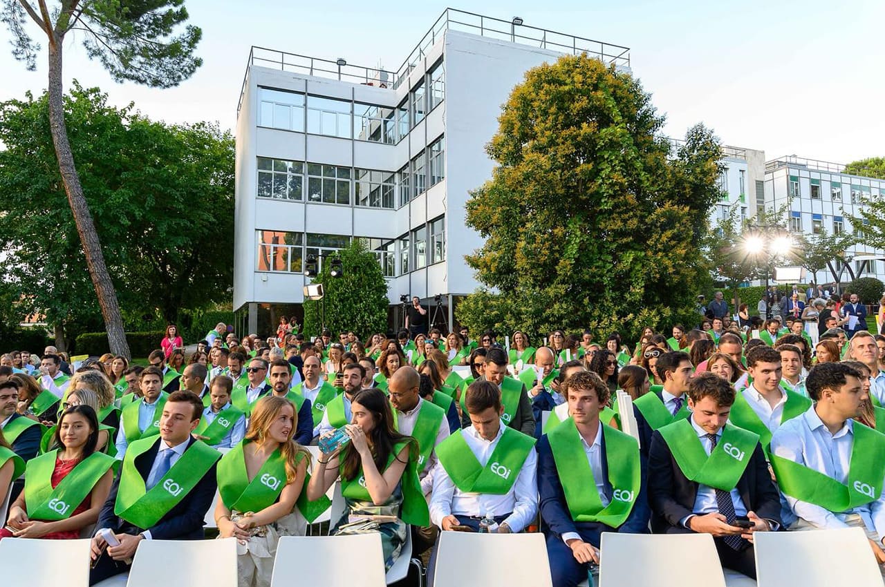 Graduados de la Escuela de Organización Industrial (EOI) con becas verdes durante una ceremonia al aire libre, representando el nuevo talento industrial, técnico y directivo en España.