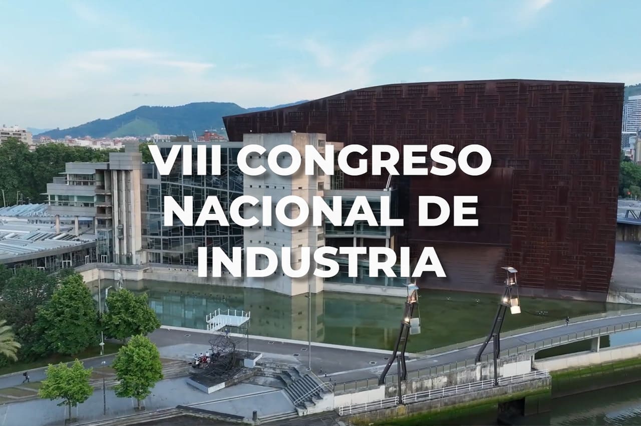 Vista exterior del Palacio Euskalduna en Bilbao junto a la ría, con el texto superpuesto: VIII Congreso Nacional de Industria