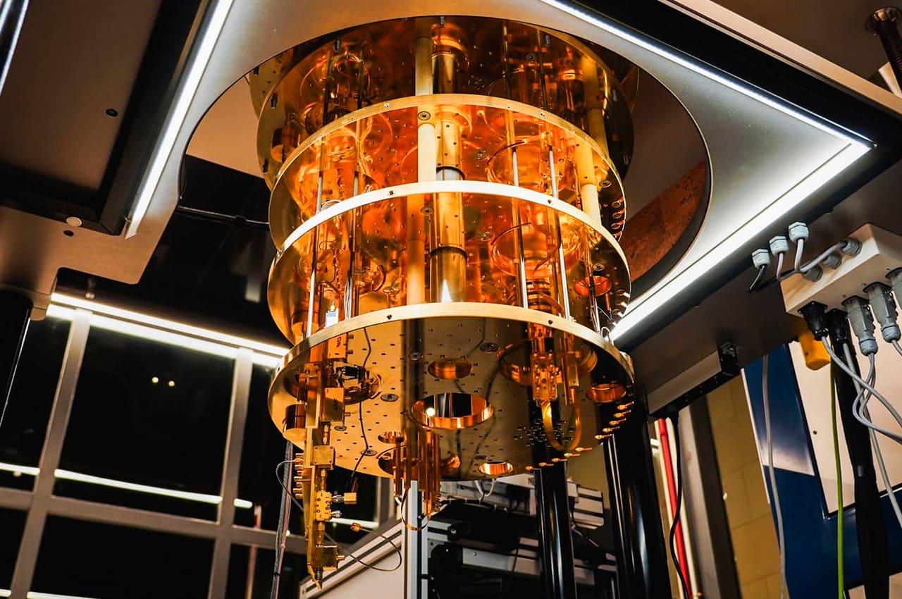 Estructura interna dorada de un computador cuántico NISQ, utilizada para ilustrar el potencial de las tecnologías cuánticas en la industria y la nueva Estrategia Nacional 2025-2030.